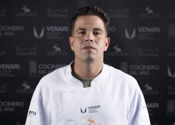 Jorge Asenjo con su chaquetilla de mejor cocinero de caza de España./ E. A.