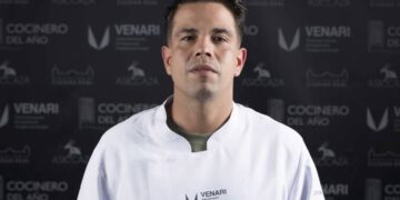 Jorge Asenjo con su chaquetilla de mejor cocinero de caza de España./ E. A.