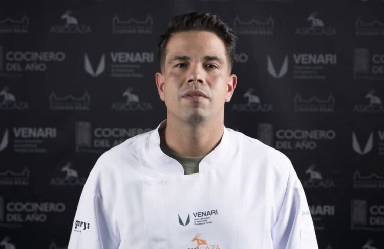Jorge Asenjo: "Tener una estrella Michelin no te garantiza llenar el restaurante" 1 Jorge Asenjo con su chaquetilla de mejor cocinero de caza de España./ E. A.