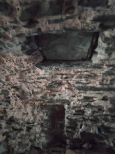 Una de las puertas excavadas en la roca y vista desde el interior.