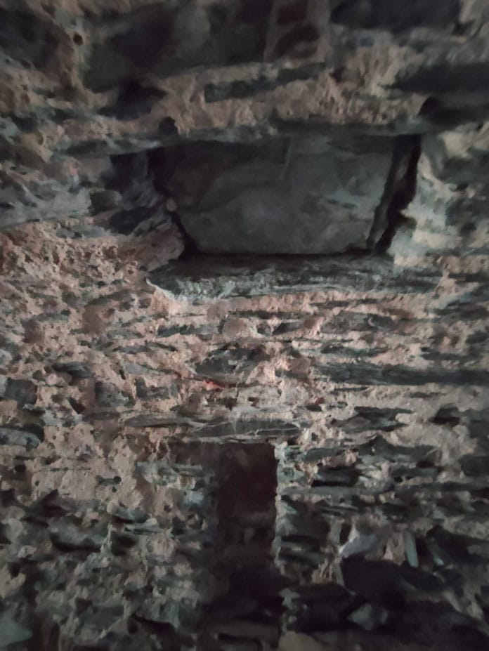 Una de las puertas excavadas en la roca y vista desde el interior.