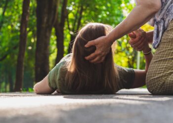 Confirmado por expertos: este es el error más común que todos cometemos cuando alguien cercano se desmaya