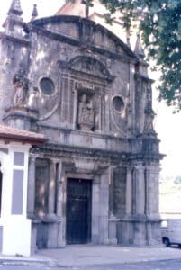 Leoncio Ajo Marugán, fotógrafo. Un segoviano en Cantabria 5 Portada de la Iglesia de Limpias.