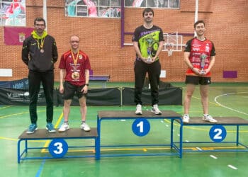 Daniel Sanz y Mikel Izkue posan en el podio de la categoría sénior./CD SEGHOS