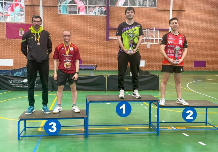 El Seghos consigue varios podios en el torneo Preestatal 1 Daniel Sanz y Mikel Izkue posan en el podio de la categoría sénior./CD SEGHOS