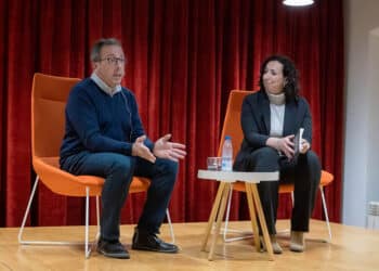 Javier Martín presenta su primer libro, Pausas sin prisas’, junto a María del Mar Martín en La Casa de la Lectura. / HÉCTOR CRIADO