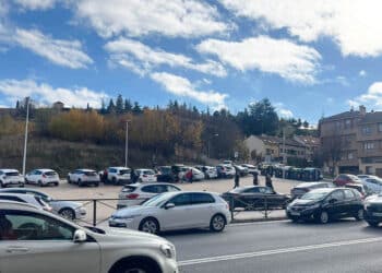 Explanada de la calle San Gabriel durante el puente, improvisada de aparcamiento. / CS