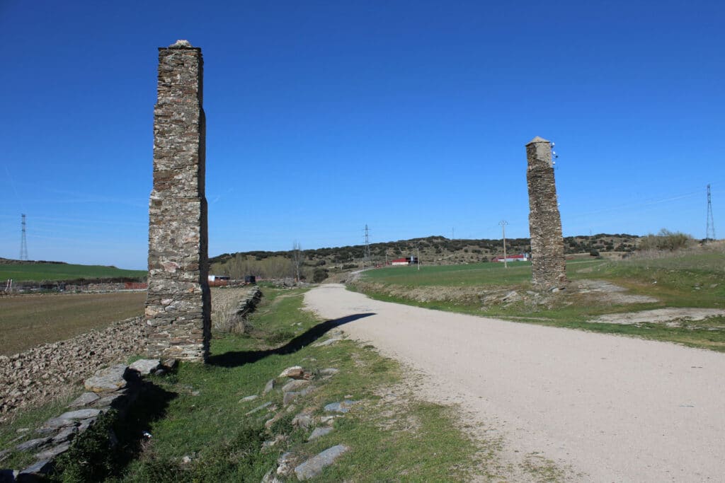 Soportes para el tendido eléctrico en Bernardos.