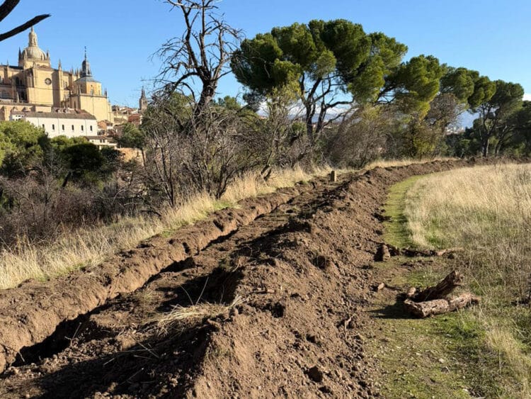 El Ayuntamiento instala un sistema de bocas de riego en El Pinarillo 1 Trabajos para la instalación de las bocas de riego en El Pinarillo. / AYUNTAMIENTO DE SEGOVIA