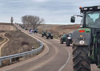 Tractores en fila por la SG-205 tras su salida desde Cerezo de Abajo. / M.A. ARRIBAS