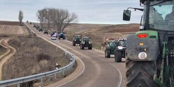 Tractores en fila por la SG-205 tras su salida desde Cerezo de Abajo. / M.A. ARRIBAS