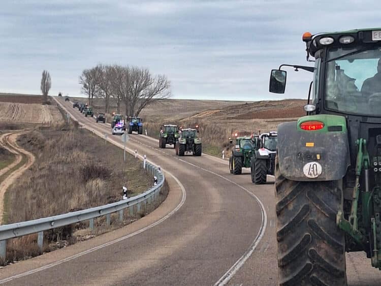 Tractores en fila por la SG-205 tras su salida desde Cerezo de Abajo. / M.A. ARRIBAS