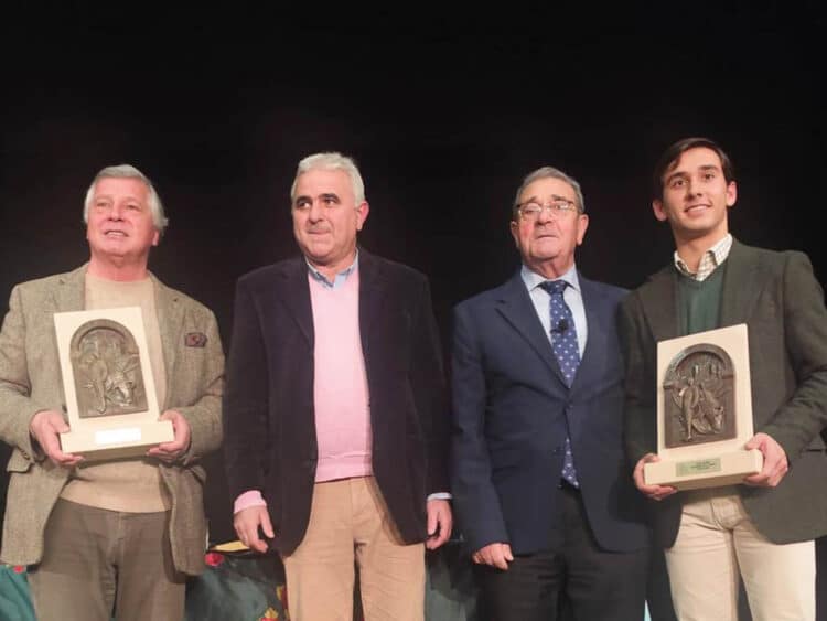 Víctor Mendes e Ismael Martín realzan el tercio de banderillas en Sepúlveda 1 Víctor Mendes, Alonso Fernández, Teófilo Sanz e Ismael Martín, en la conferencia taurina de Sepúlveda. / PEÑA TAURINA VICTORIANO DE LA SERNA