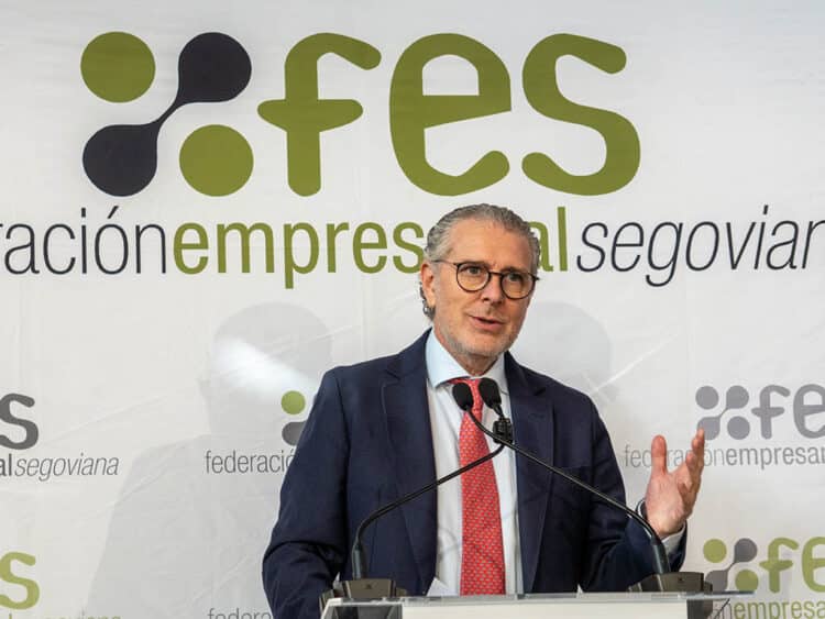 La FES destaca la “oportunidad histórica” que supone el Plan de Fomento para atraer empresas 1 El presidente de la FES, Andrés Ortega, durante el brindis. / HÉCTOR CRIADO