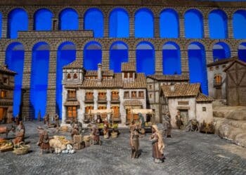 El nacimiento municipal de La Alhóndiga muestra escenas típicas de la ciudad y cuenta con un escenario protagonizado por El Acueducto de Segovia, que alcanza dos metros de altura y doce de longitud. / HÉCTOR CRIADO