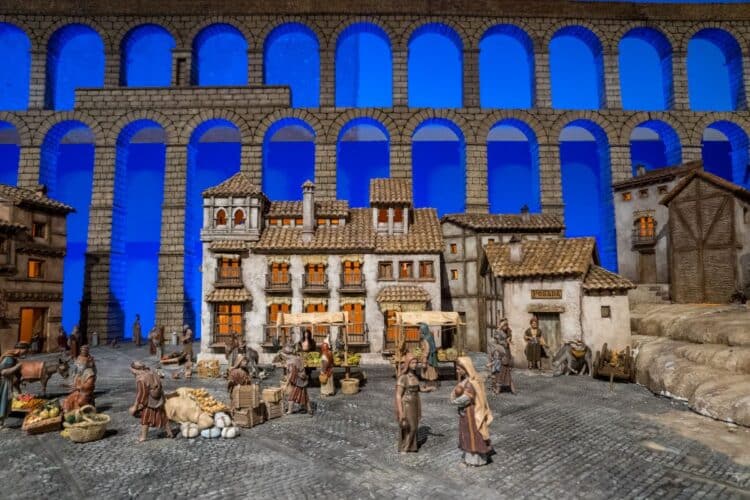 El nacimiento municipal de La Alhóndiga muestra escenas típicas de la ciudad y cuenta con un escenario protagonizado por El Acueducto de Segovia, que alcanza dos metros de altura y doce de longitud. / HÉCTOR CRIADO