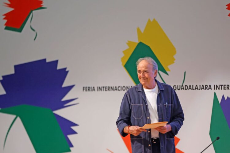 El viejo Serrat canta en Jalisco 1 Serrat durante la 39 edición de la Feria Internacional del Libro (Fil) de Guadalajara, Jalisco (México). EFE/ Francisco Guasco.