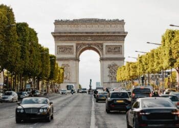 La DGT lo hace oficial: si tienes un accidente en el extranjero, las luces de emergencia V16 te servirán en estos países