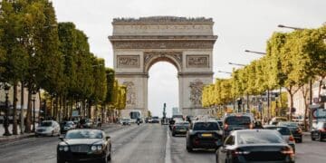 La DGT lo hace oficial: si tienes un accidente en el extranjero, las luces de emergencia V16 te servirán en estos países