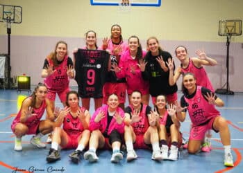 Las jugadoras del equipo segoviano celebran el triunfo sobre el Santa Marta./JESÚS GÓMEZ
