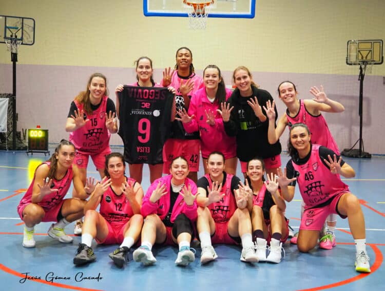 Las jugadoras del equipo segoviano celebran el triunfo sobre el Santa Marta./JESÚS GÓMEZ