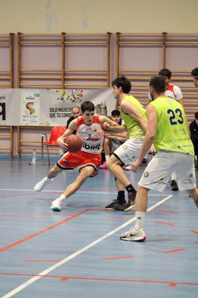 Jornada de cara y cruz para la familia del Dibaq CD Base 1 Un jugador del equipo segoviano conduce el balón durante un instante de un partido./DIBAQ CD BASE