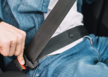 Confirmado: esta es la utilidad del botón del cinturón de seguridad del coche que sí o sí debes conocer