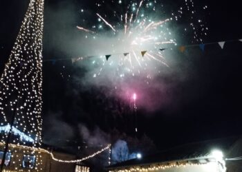 Vista de la plaza de la localidad iluminada con fuegos artificiales / AYTO. DE CABALLAR