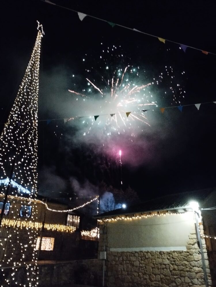 Vista de la plaza de la localidad iluminada con fuegos artificiales / AYTO. DE CABALLAR