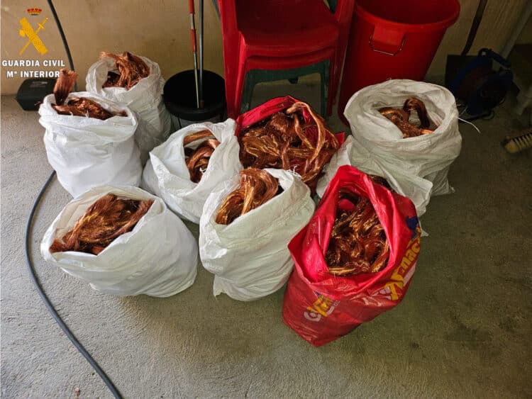 Detenidas tres personas como presuntas autoras de un delito de apropiación indebida de cable de cobre 1 La Guardia Civil detiene a tres personas presuntas autoras de un delito de apropiación indebida de cable de cobre / GUARDIA CIVIL