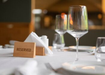 Es oficial: Consumo multa con más de 10.000 euros a un restaurante que cobraba por cancelaciones en reservas y esta es la razón