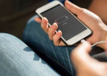 Adiós a la batería del móvil: este hábito nocturno está acabando con tu SmartPhone y no lo sabes