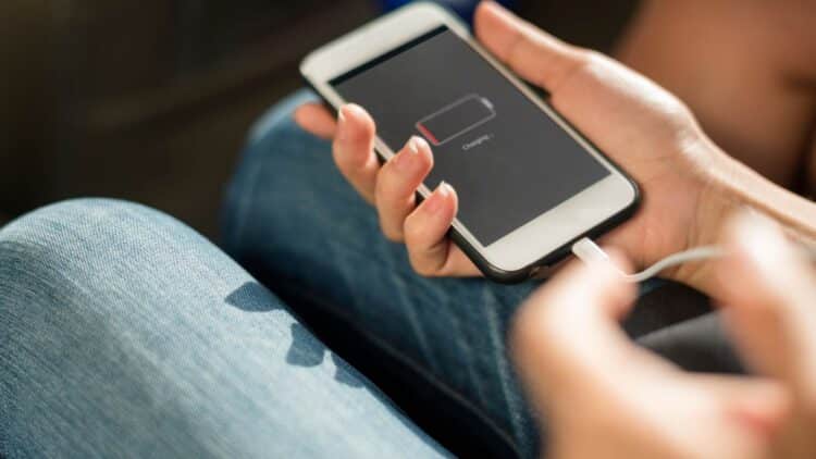 Adiós a la batería del móvil: este hábito nocturno está acabando con tu SmartPhone y no lo sabes