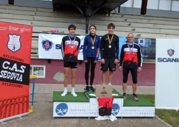 Integrantes del club segoviano posan con las medallas durante la cita./CAS