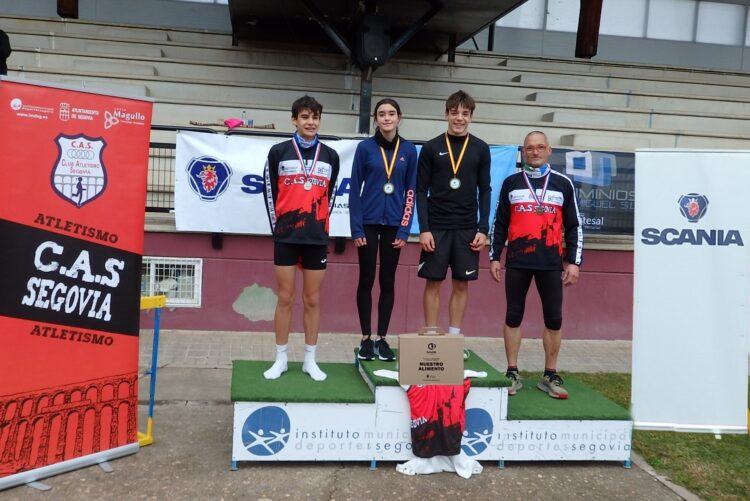 Integrantes del club segoviano posan con las medallas durante la cita./CAS