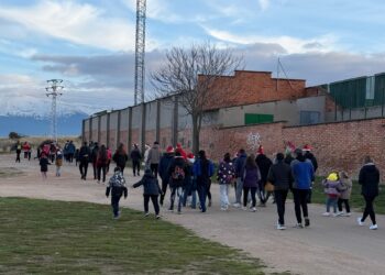 Los participantes a su paso por el campo de La Albuera durante un instante de la Marcha Navideña./CAS