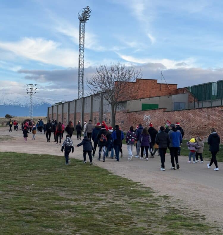 Los participantes a su paso por el campo de La Albuera durante un instante de la Marcha Navideña./CAS
