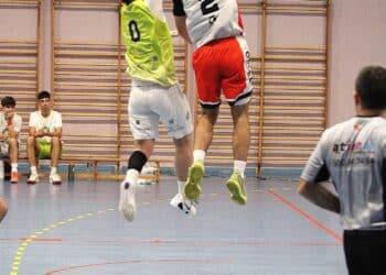 Un jugador del equipo segoviano busca la canasta en un partido./CD BASE