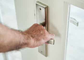 "Cierra la puerta, que se escapa el gato": este es el origen de la frase de tu madre y que nada tiene que ver con mascotas 9 "Cierra la puerta, que se escapa el gato": este es el origen de la frase de tu madre y que nada tiene que ver con mascotas