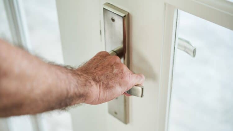 "Cierra la puerta, que se escapa el gato": este es el origen de la frase de tu madre y que nada tiene que ver con mascotas