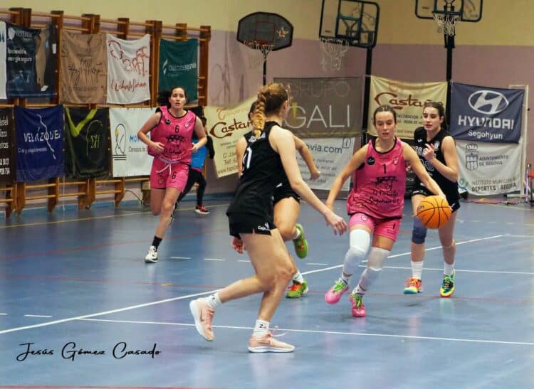 Triunfo histórico del Cochinillo Segoviano en el ‘Día del Club’ 1 Un instante del encuentro entre el conjunto segoviano y Semillas Adolfo Martínez./CD SPORDEPORTE