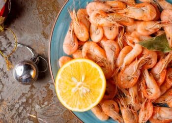 Ni agua caliente ni fuera toda la noche: este truco hará que tus gambas sepan a gloria después de descongelarlas 9 Cocinar gambas