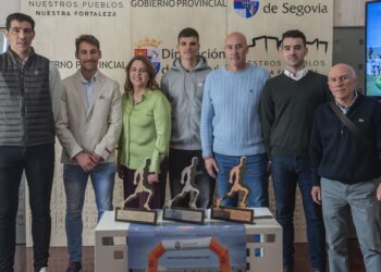 Foto de familia de la presentación del LIII Cross de Cantimpalos./DIPUTACIÓN