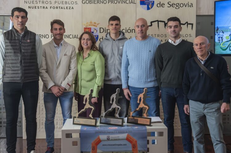 Foto de familia de la presentación del LIII Cross de Cantimpalos./DIPUTACIÓN