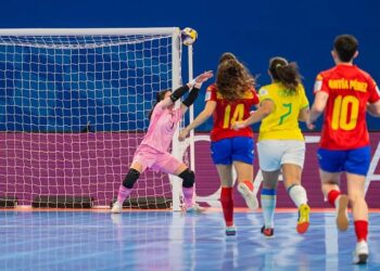 Parada de Elena González durante el duelo entre España y Brasil./RFEA