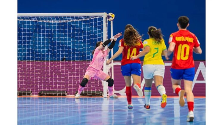 Parada de Elena González durante el duelo entre España y Brasil./RFEA