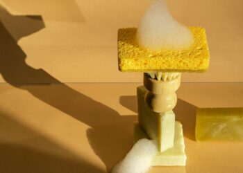 Adiós a las esponjas: este es el mejor método para esquivar las bacterias cuando te duchas, según un farmacéutico