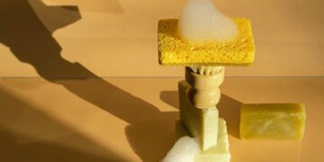 Adiós a las esponjas: este es el mejor método para esquivar las bacterias cuando te duchas, según un farmacéutico