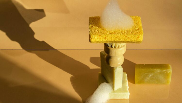 Adiós a las esponjas: este es el mejor método para esquivar las bacterias cuando te duchas, según un farmacéutico