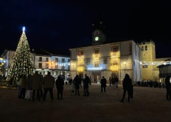 La plaza riazana iluminada por Navidad./ REDES SOCIALES AYTO. RIAZA